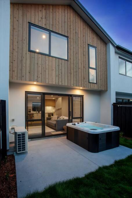 Stylish Townhouse With Hot Tub Apartment Крайстчърч Екстериор снимка