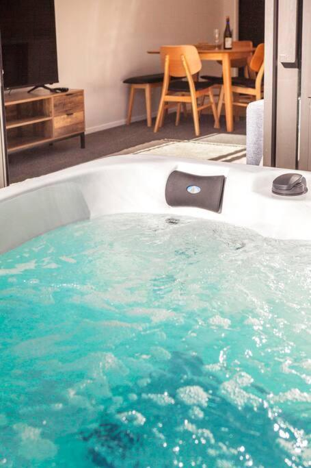 Stylish Townhouse With Hot Tub Apartment Крайстчърч Екстериор снимка