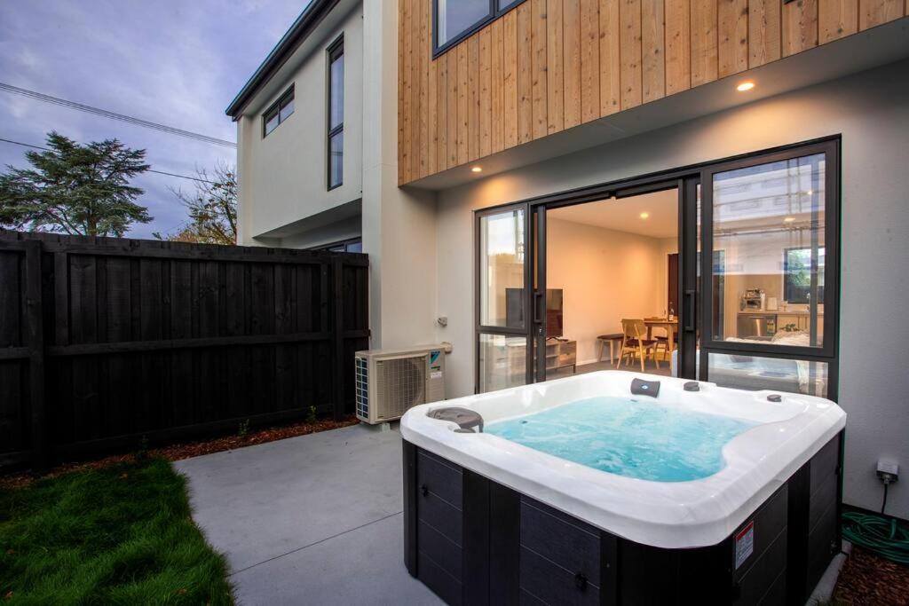 Stylish Townhouse With Hot Tub Apartment Крайстчърч Екстериор снимка